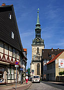 Kleine Kirchstraße mit Turm der Hauptkirche BMV