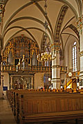 Mittelschiff mit Orgelempore