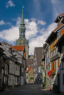 Maurenstraße mit Turm der Hauptkirche BMV