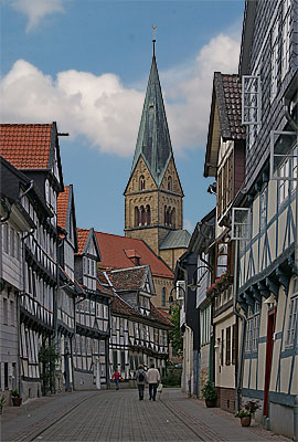 Krumme Straße mit Turm der St. Petrus Kirche